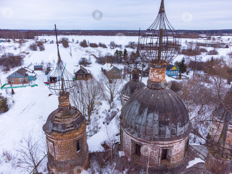 Скачать заброшенная православная церковь сверху, вид сверху на заброшенную церковь фотосток Ozero