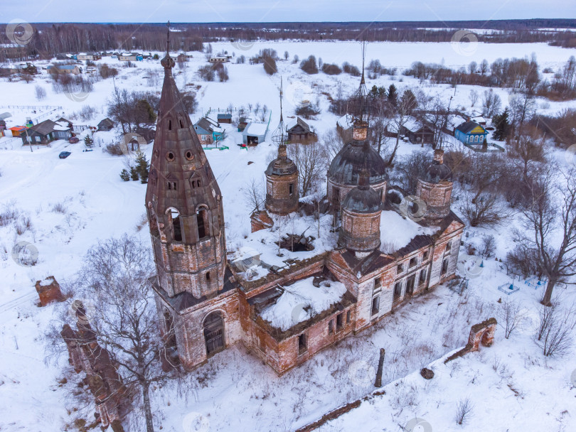 Скачать заброшенная православная церковь сверху, вид сверху на заброшенную церковь фотосток Ozero