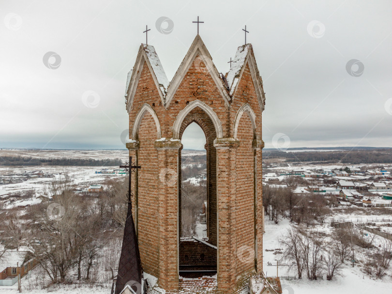 Скачать заброшенная церковь из красного кирпича, заброшенная неоготическая церковь фотосток Ozero