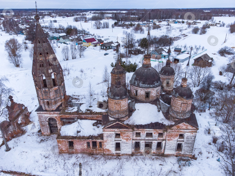 Скачать заброшенная православная церковь сверху, вид сверху на заброшенную церковь фотосток Ozero