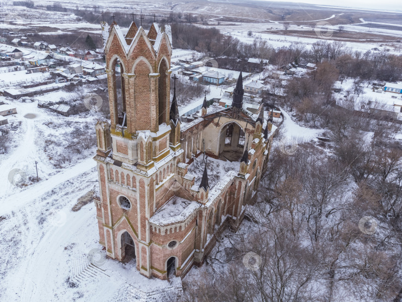 Скачать заброшенная церковь из красного кирпича, заброшенная неоготическая церковь фотосток Ozero