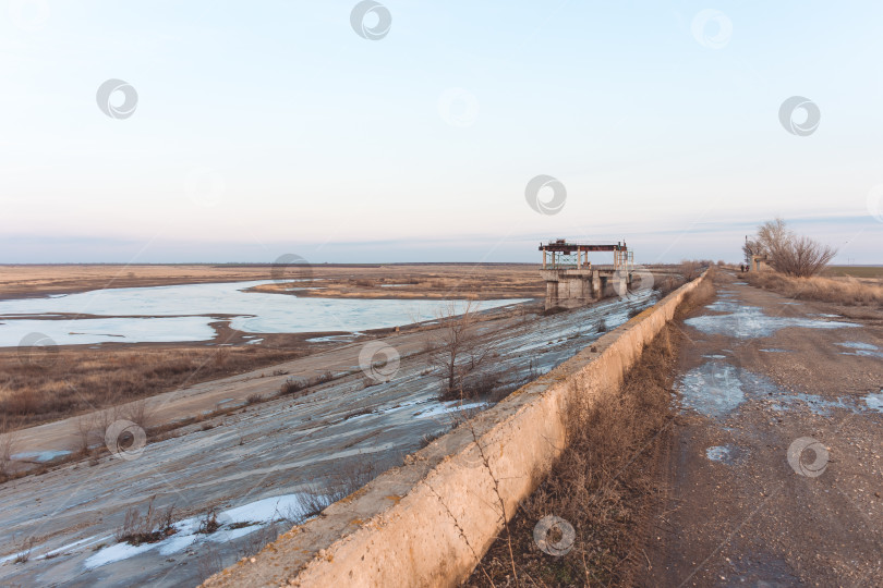 Скачать заброшенная плотина, заброшенное гидротехническое сооружение фотосток Ozero