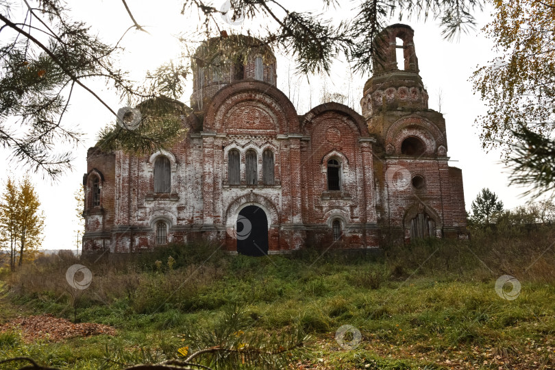 Скачать заброшенная христианская церковь из красного кирпича в глубине России, заброшенное здание в дикой местности фотосток Ozero