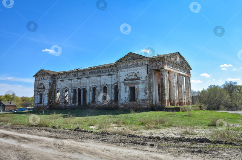 Скачать заброшенная православная церковь, заброшенный храм с колоннами фотосток Ozero