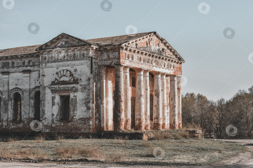 Скачать заброшенная православная церковь, заброшенный храм с колоннами фотосток Ozero