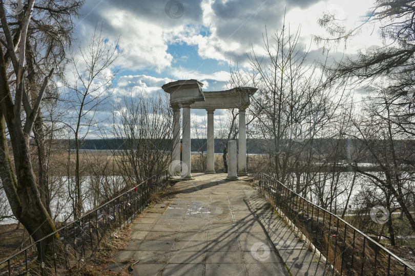 Скачать заброшенная ротонда в парке, разрушенная ротонда фотосток Ozero