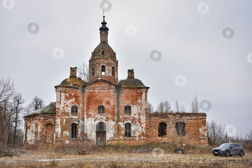 Скачать Заброшенная Спасская церковь в Салтыково, недействующая христианская церковь, заброшенная церковь фотосток Ozero