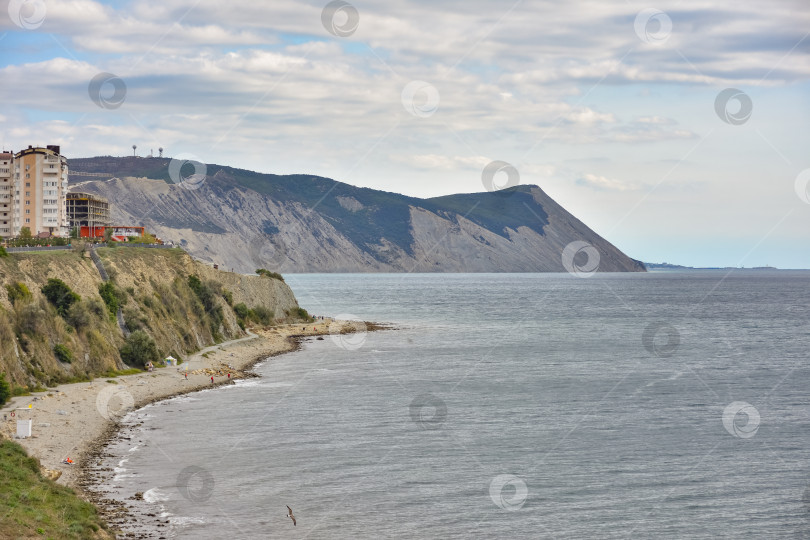 Скачать Красивый живописный морской пейзаж Черного моря, Анапа, Россия. Каменистый пляж Черного моря. морской пейзаж, вид на море с берега фотосток Ozero