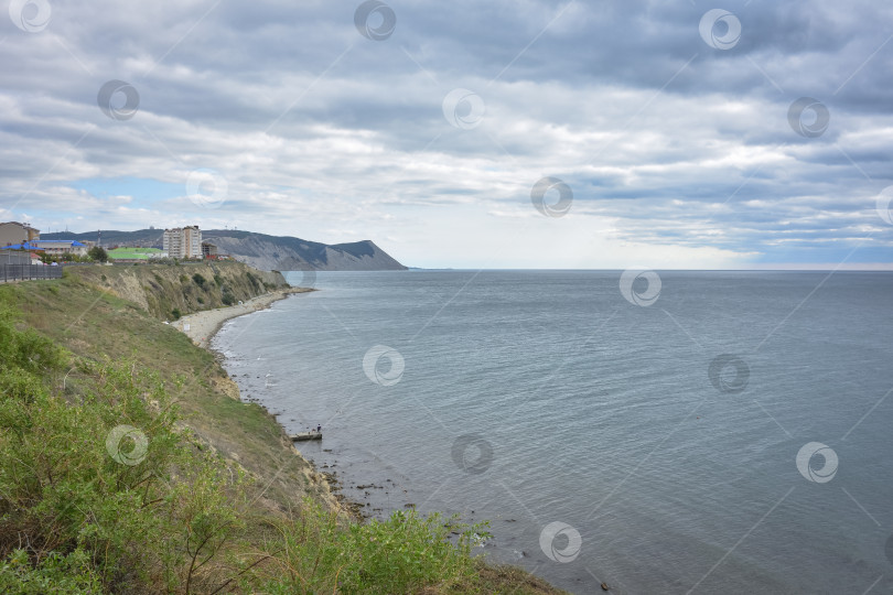 Скачать Красивый живописный морской пейзаж Черного моря, Анапа, Россия. Каменистый пляж Черного моря. морской пейзаж, вид на море с берега фотосток Ozero