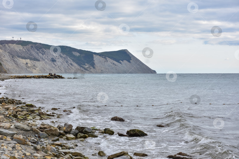 Скачать Красивый живописный морской пейзаж Черного моря, Анапа, Россия. Каменистый пляж Черного моря. морской пейзаж, вид на море с берега фотосток Ozero