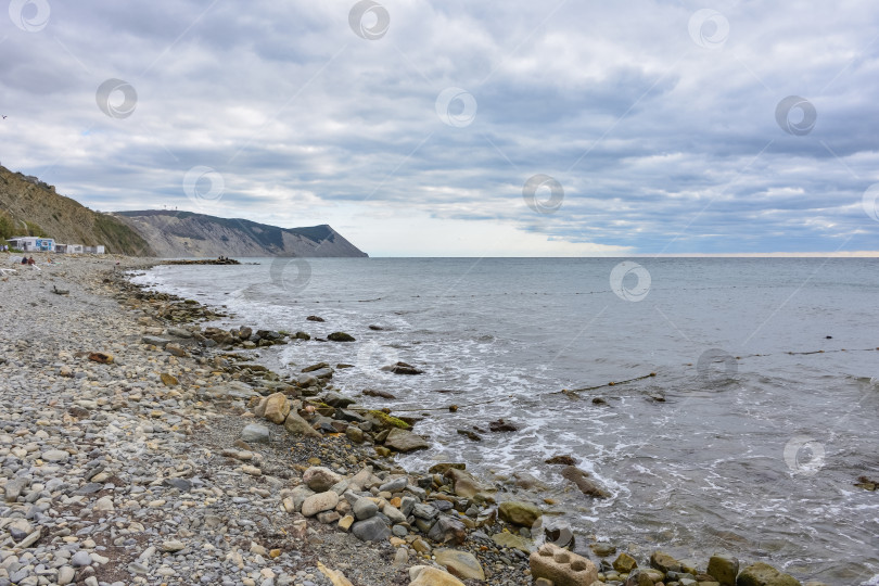 Скачать Красивый живописный морской пейзаж Черного моря, Анапа, Россия. Каменистый пляж Черного моря. морской пейзаж, вид на море с берега фотосток Ozero