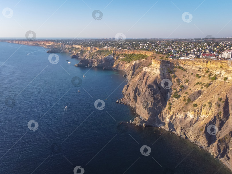 Скачать Мыс Фиолент. Прекрасный вид на побережье Черного моря с мыса Фиолент летом в ясную погоду. Вид с высоты птичьего полета на красивое морское побережье с бирюзовой водой и скалами фотосток Ozero