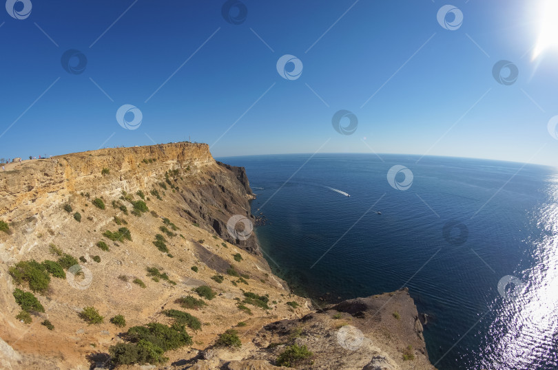 Скачать Мыс Фиолент. Прекрасный вид на побережье Черного моря с мыса Фиолент летом в ясную погоду. Вид с высоты птичьего полета на красивое морское побережье с бирюзовой водой и скалами фотосток Ozero