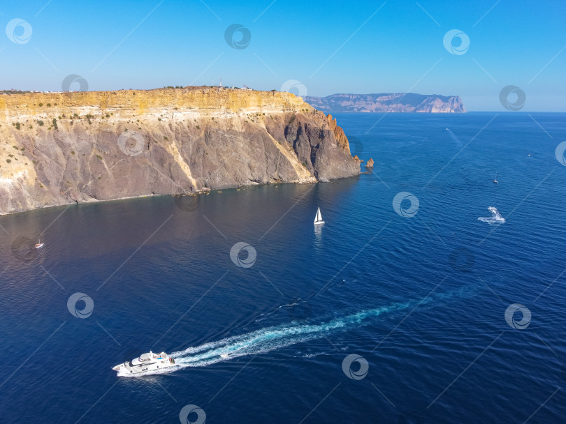 Скачать Мыс Фиолент. Прекрасный вид на побережье Черного моря с мыса Фиолент летом в ясную погоду. Вид с высоты птичьего полета на красивое морское побережье с бирюзовой водой и скалами фотосток Ozero