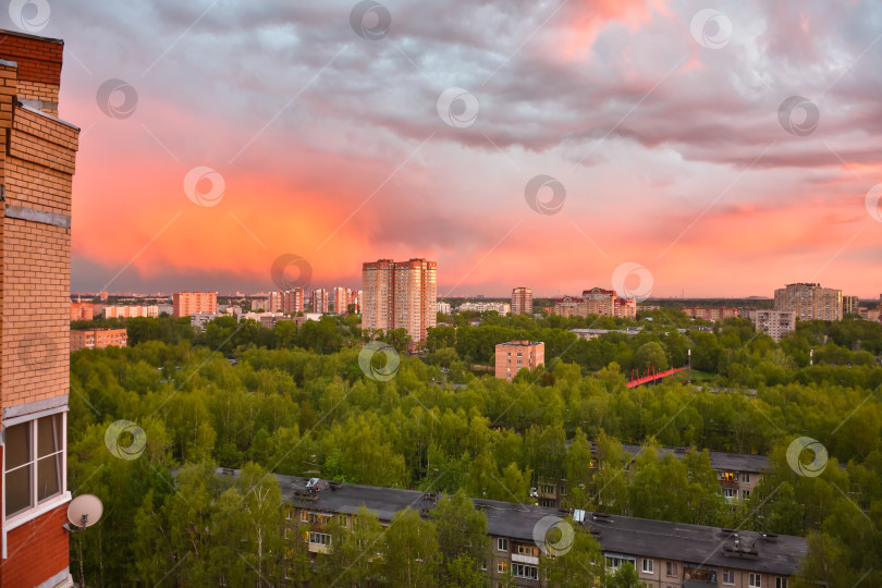 Скачать Красочный закат над городом, яркое разноцветное небо над городом фотосток Ozero