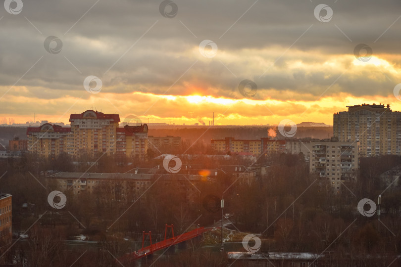 Скачать яркий оранжевый закат над городом фотосток Ozero