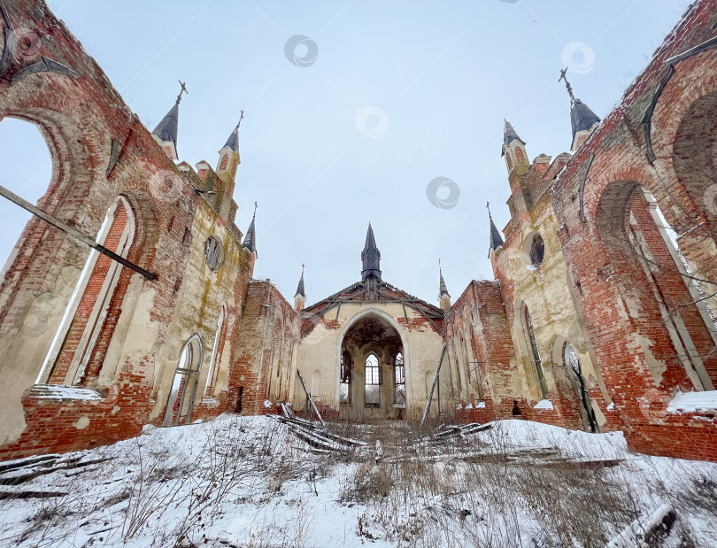 Скачать окна и лестница заброшенной церкви фотосток Ozero