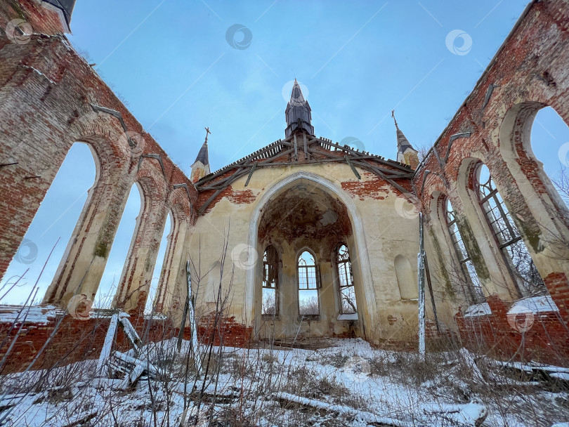 Скачать окна и лестница заброшенной церкви фотосток Ozero