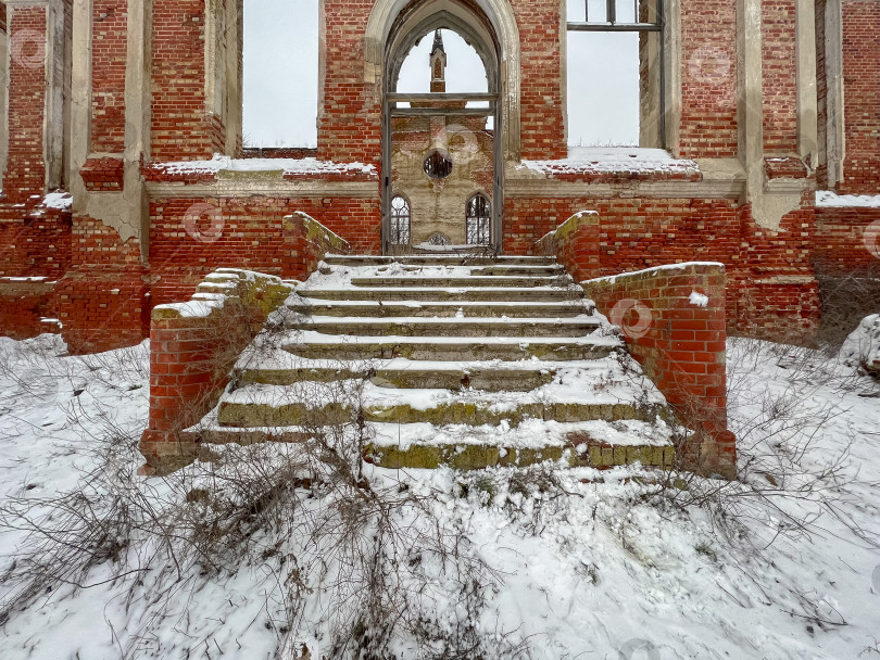 Скачать окна и лестница заброшенной церкви фотосток Ozero