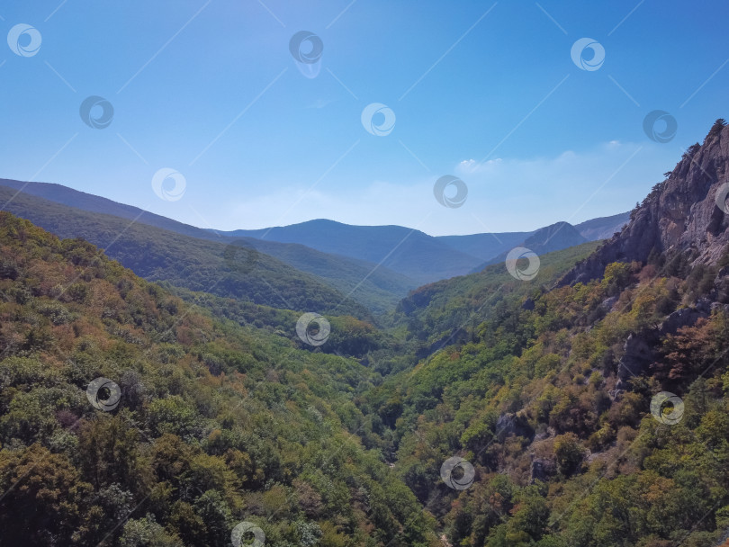 Скачать вид на горы в зелени, зеленые холмы фотосток Ozero