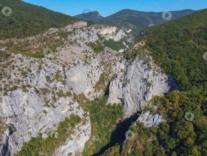 Скачать вид на горы в зелени, зеленые холмы фотосток Ozero