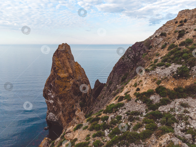 Скачать скалистый берег Черного моря, пейзаж со скалами на берегу моря, скалы, выступающие из моря фотосток Ozero