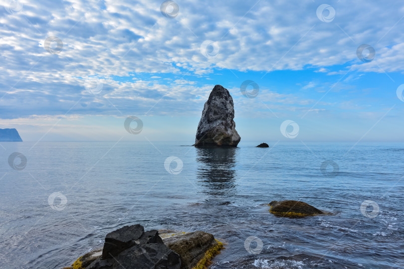 Скачать скалистый берег Черного моря, пейзаж со скалами на берегу моря, скалы, выступающие из моря фотосток Ozero