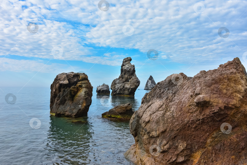 Скачать скалистый берег Черного моря, пейзаж со скалами на берегу моря, скалы, выступающие из моря фотосток Ozero