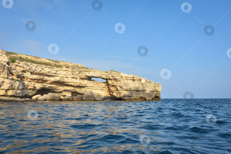 Скачать скалистый берег Черного моря, пейзаж со скалами на берегу моря, скалы, торчащие из моря фотосток Ozero