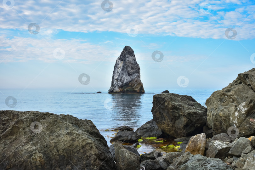 Скачать скалистый берег Черного моря, пейзаж со скалами на берегу моря, скалы, выступающие из моря фотосток Ozero