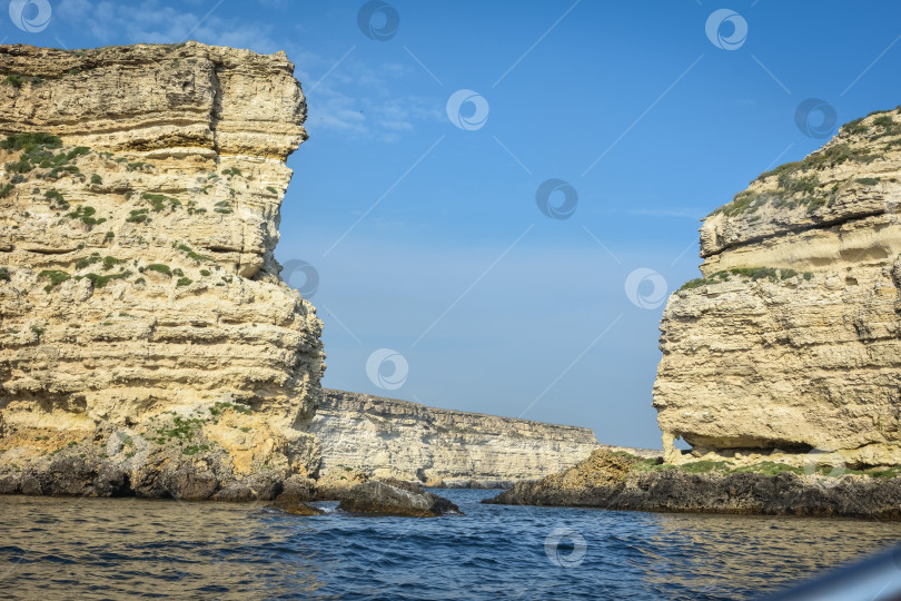 Скачать скалистый берег Черного моря, пейзаж со скалами на берегу моря, скалы, выступающие из моря фотосток Ozero