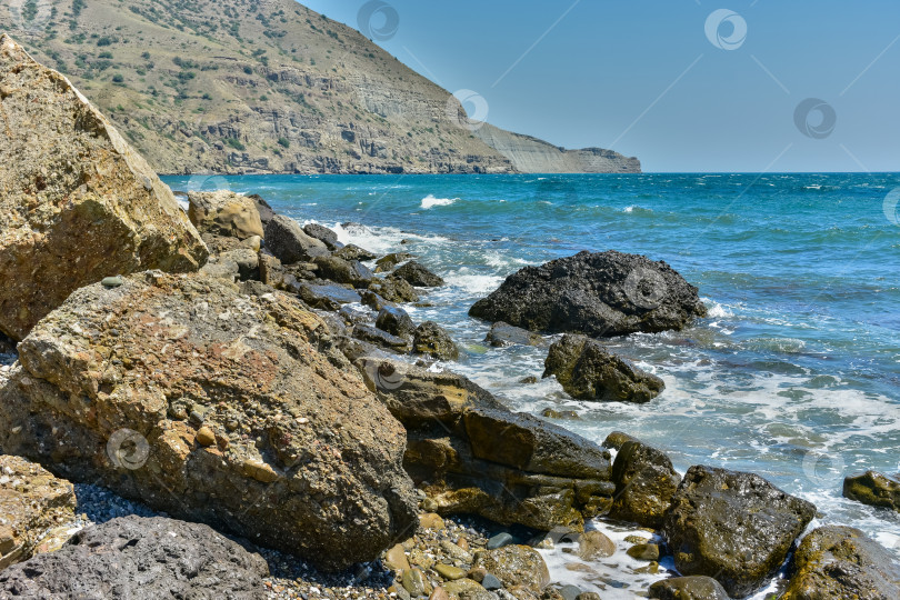 Скачать скалистый берег Черного моря, пейзаж со скалами на берегу моря, скалы, выступающие из моря фотосток Ozero