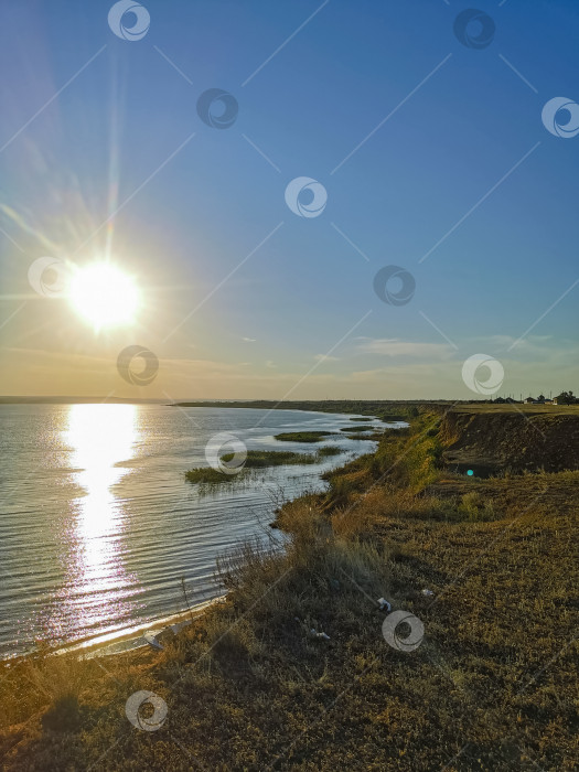 Скачать солнце на закате над рекой. съемка с обрыва фотосток Ozero