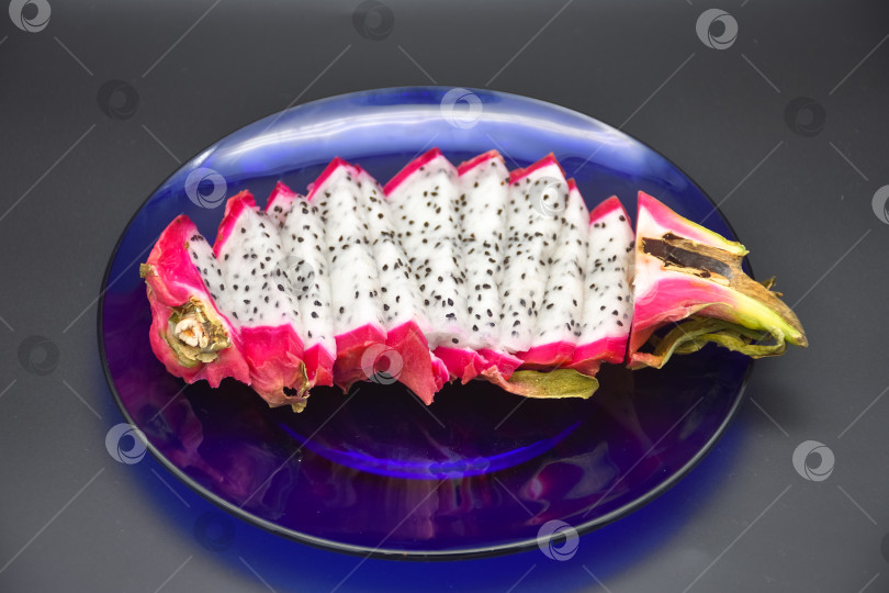 Скачать Нарезанная крупным планом питахайя на голубой тарелке, нарезанный Драконий фрукт фотосток Ozero