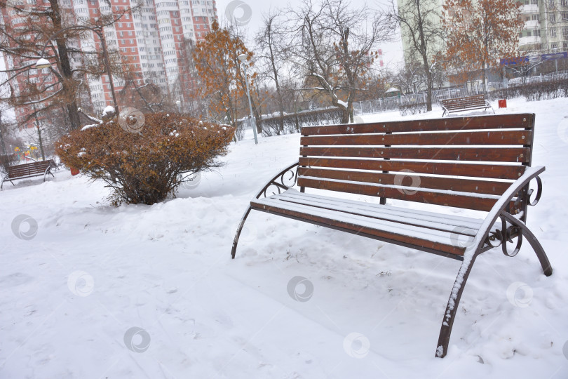 Скачать Снежная скамейка в зимнем парке, отдых в парке фотосток Ozero