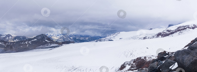 Скачать панорамный вид на склон горы Эльбрус над линией снегов фотосток Ozero