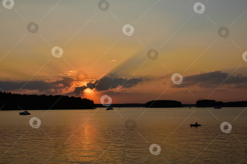 Скачать Закат на Пестовском водохранилище, закат на озере фотосток Ozero