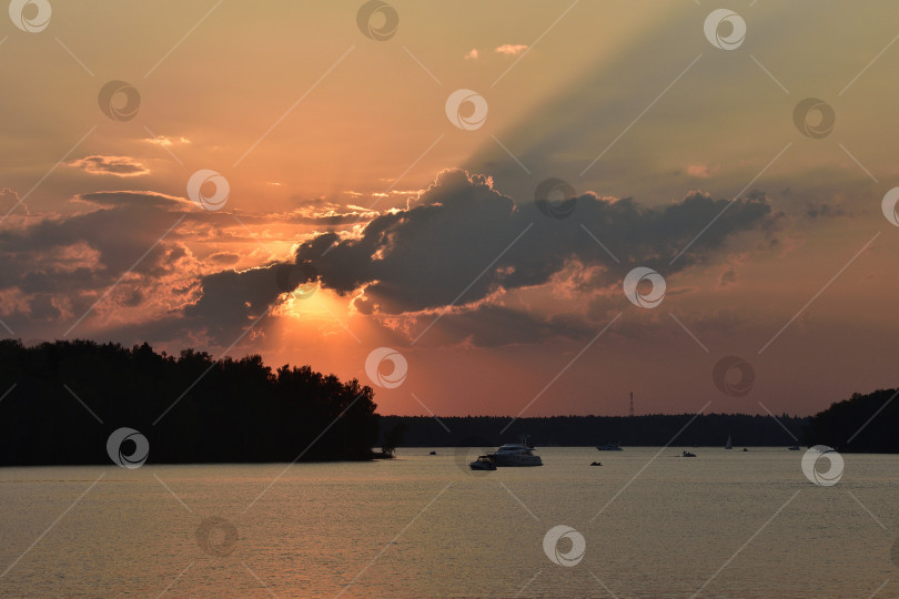 Скачать Закат на Пестовском водохранилище, закат на озере фотосток Ozero