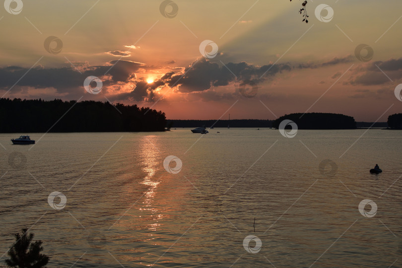 Скачать Закат на Пестовском водохранилище, закат на озере фотосток Ozero