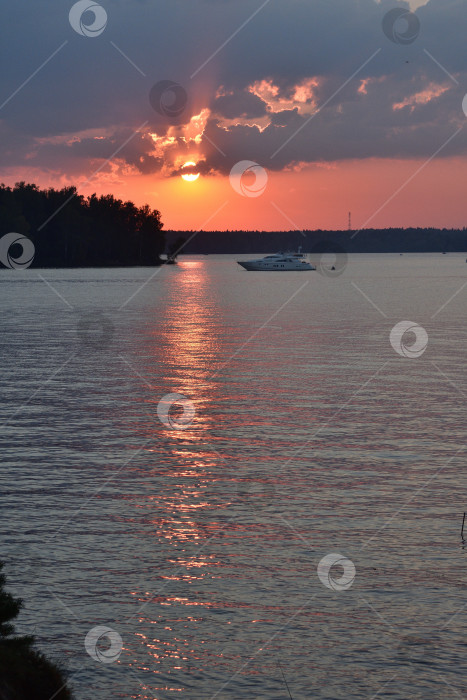 Скачать Закат на Пестовском водохранилище, закат на озере фотосток Ozero