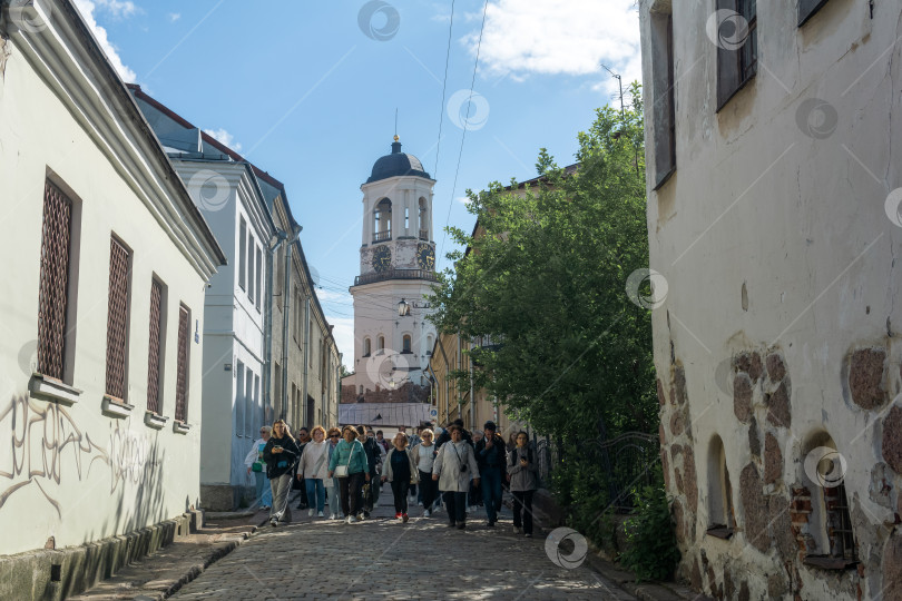 Скачать Вид на часовую башню и старую улицу в Выборге, Россия фотосток Ozero