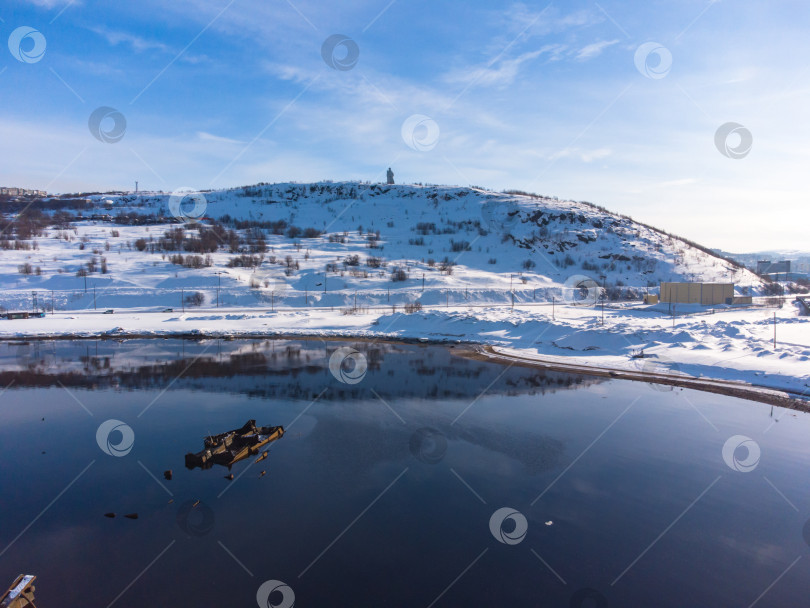 Скачать незамерзшее море на фоне заснеженных гор. вид сверху фотосток Ozero