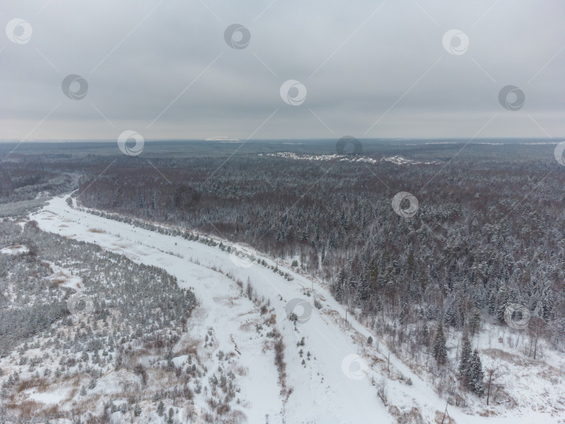 Скачать вид сверху на дорогу в зимнем лесу фотосток Ozero