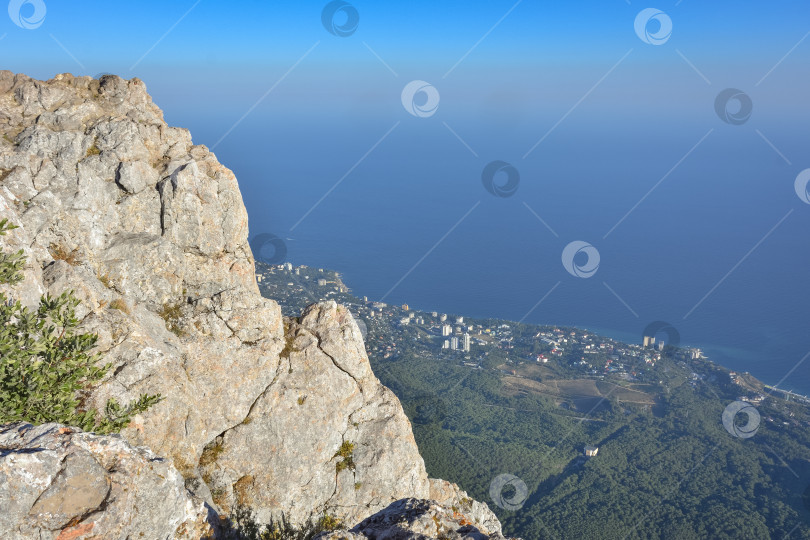 Скачать вид с горы на город на берегу моря фотосток Ozero