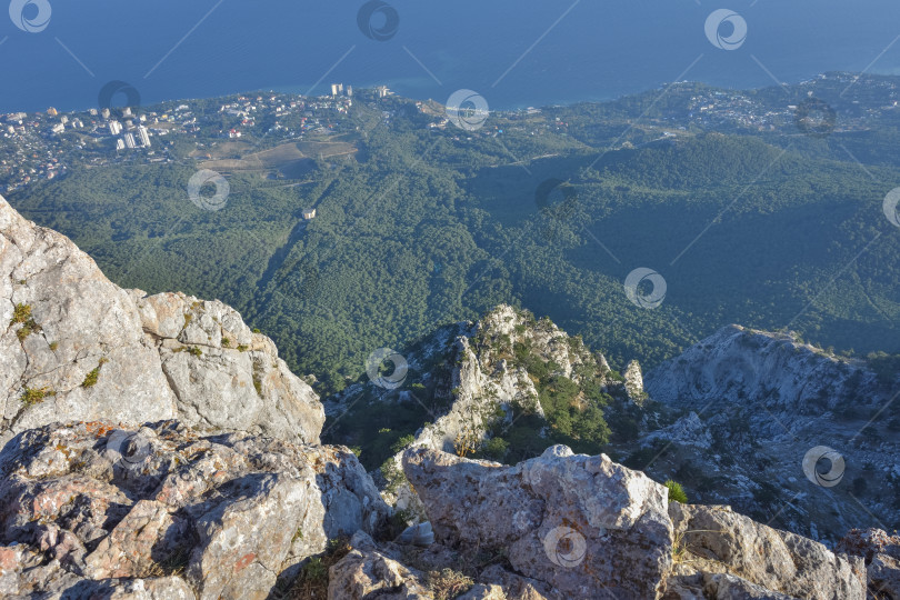 Скачать вид с горы на город на берегу моря фотосток Ozero