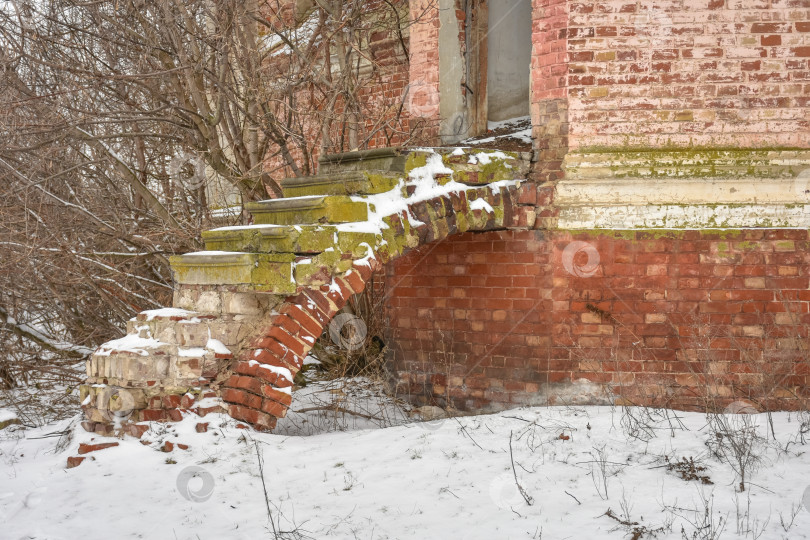 Скачать окна и лестница заброшенной церкви фотосток Ozero