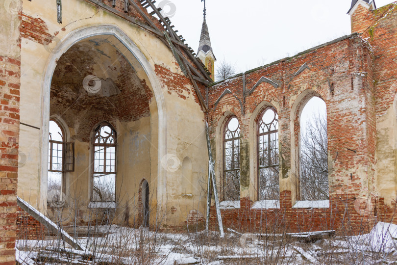 Скачать окна и лестница заброшенной церкви фотосток Ozero