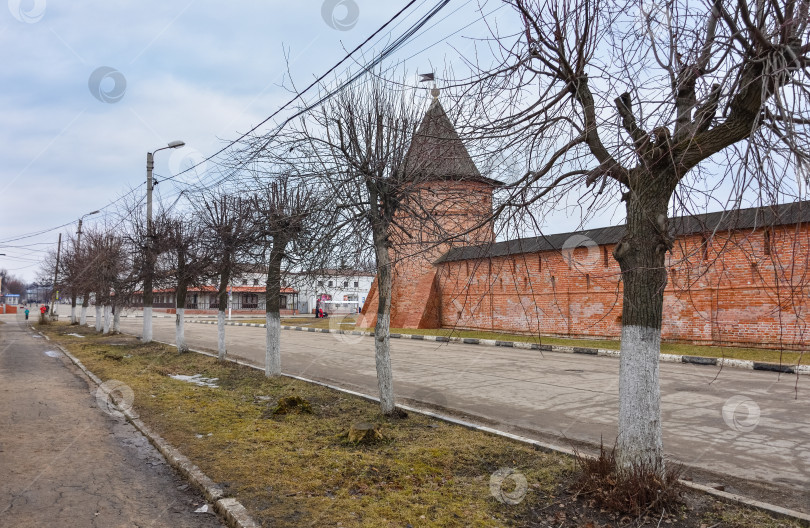 Скачать Юрьев-Польский / Россия - 7 марта 2020 года: Стены и пруд в Михайло-Архангельском монастыре фотосток Ozero