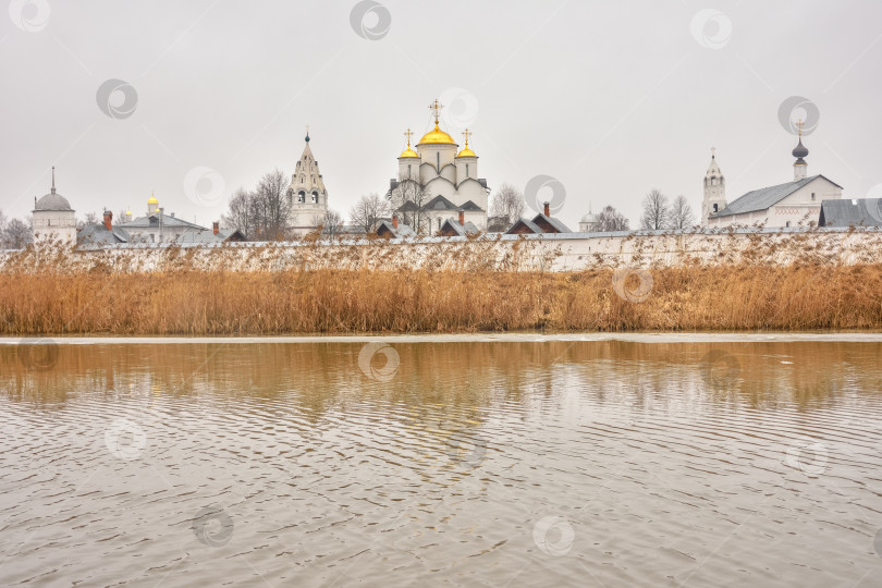 Скачать Суздаль / Россия - 08 марта 2020 года: вид на стены Покровского монастыря в Суздале фотосток Ozero