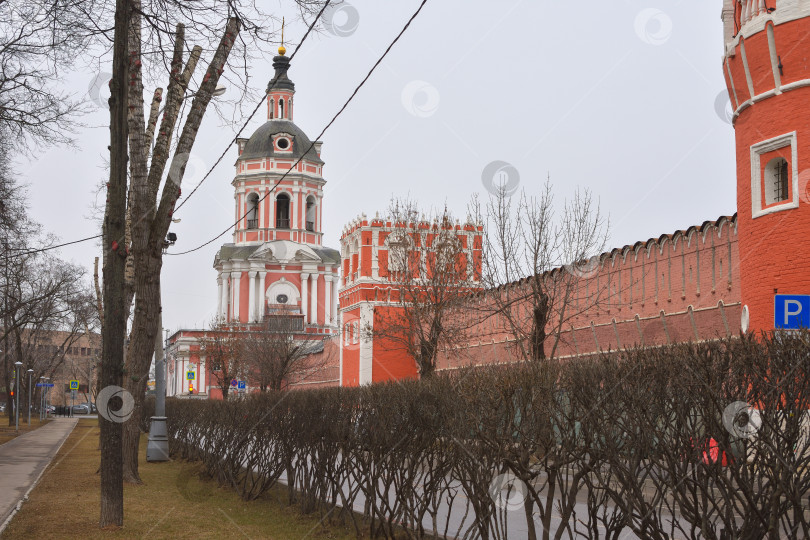 Скачать Москва, Россия - 01 марта 2020 года: стены и сторожевые башни Донского монастыря в Москве фотосток Ozero